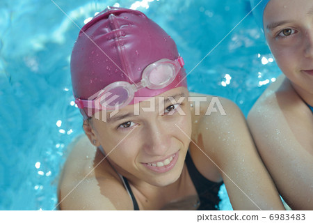 happy childrens at swimming pool 6983483