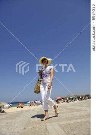 woman travel fashion 6984550