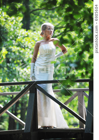 beautiful bride outdoor 6985684