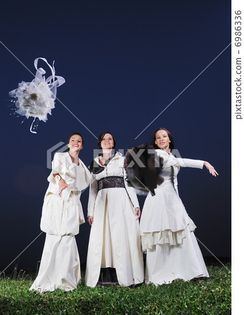 running bride... running bride... 6986336