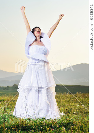 beautiful bride outdoor after wedding ceremny beautiful bride outdoor after wedding ceremny 6986541