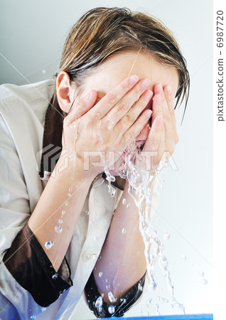 woman face wash 6987720