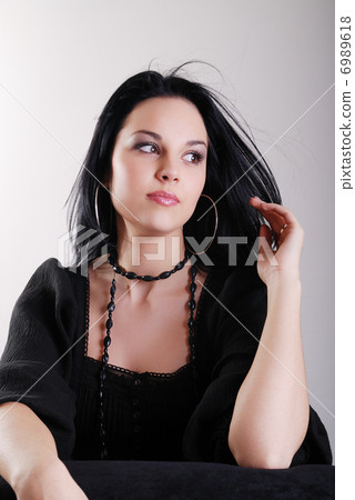 brunette woman brunette woman 6989618