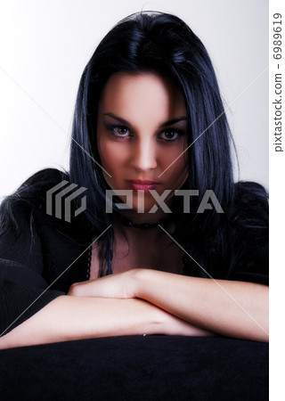 brunette woman brunette woman 6989619