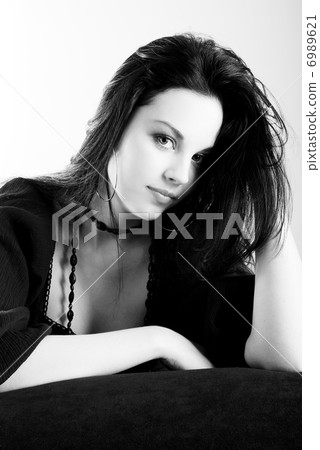 brunette woman 6989621