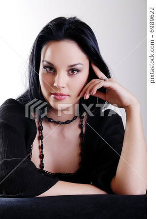 brunette woman brunette woman 6989622