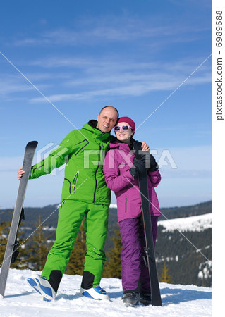 couple winter ski 6989688