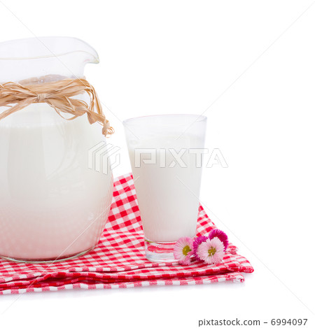 pitcher full of milk and glass 6994097