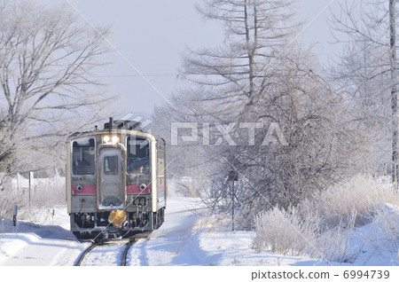 在Kushiomon線的雪中的火車 6994739