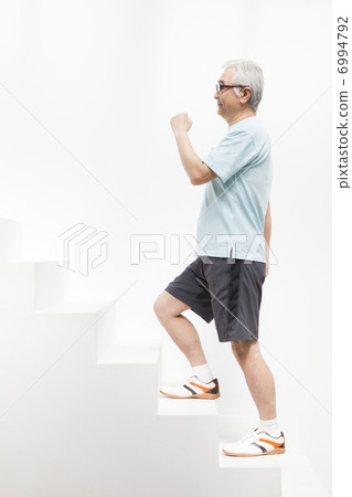 男性在50多歲時運動 6994792