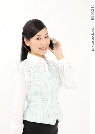 談話在智能手機的女商人 6995213