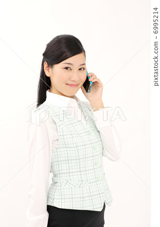 談話在智能手機的女商人 談話在智能手機的女商人 6995214