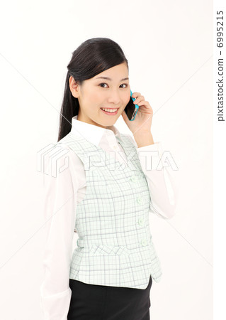 談話在智能手機的女商人 6995215