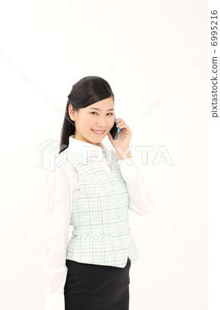 談話在智能手機的女商人 談話在智能手機的女商人 6995216