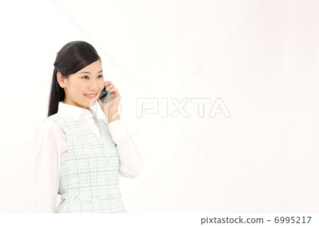 談話在智能手機的女商人 談話在智能手機的女商人 6995217