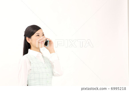 談話在智能手機的女商人 談話在智能手機的女商人 6995218