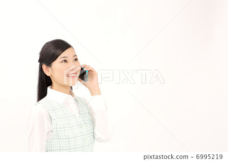 談話在智能手機的女商人 談話在智能手機的女商人 6995219