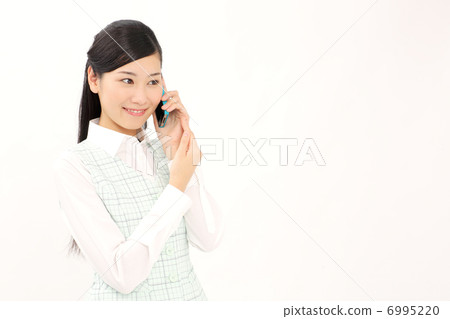談話在智能手機的女商人 談話在智能手機的女商人 6995220