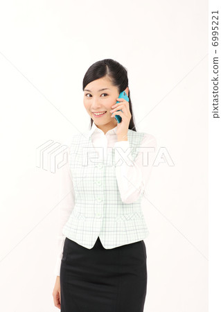 談話在智能手機的女商人 談話在智能手機的女商人 6995221