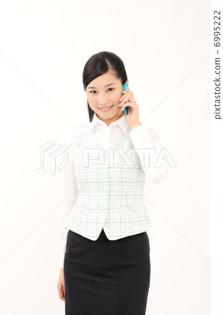 談話在智能手機的女商人 談話在智能手機的女商人 6995222