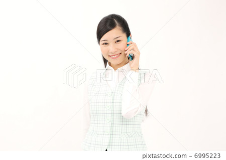 談話在智能手機的女商人 6995223