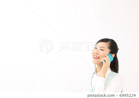 談話在智能手機的女商人 談話在智能手機的女商人 6995224