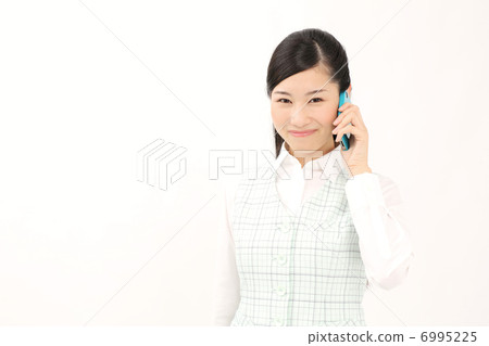 談話在智能手機的女商人 談話在智能手機的女商人 6995225