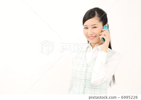 談話在智能手機的女商人 談話在智能手機的女商人 6995226