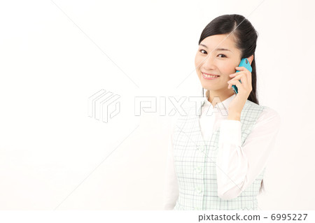 談話在智能手機的女商人 談話在智能手機的女商人 6995227