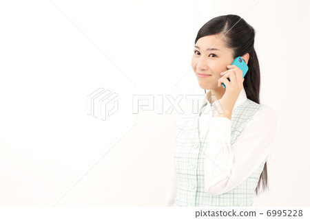 談話在智能手機的女商人 談話在智能手機的女商人 6995228
