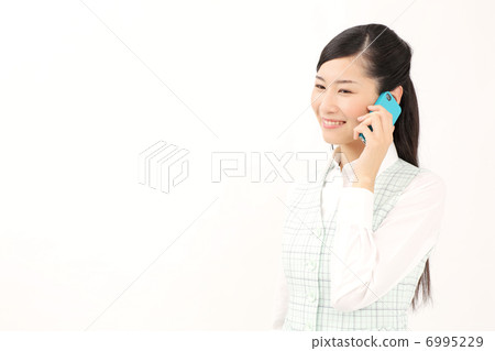 談話在智能手機的女商人 談話在智能手機的女商人 6995229