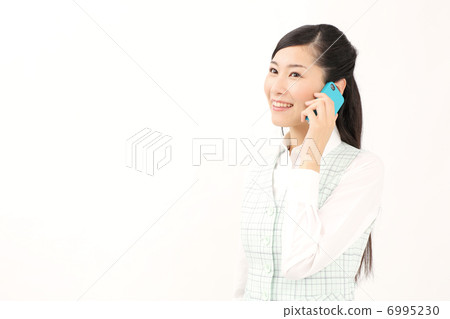 談話在智能手機的女商人 談話在智能手機的女商人 6995230