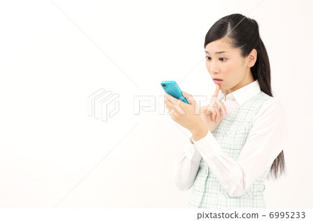 一個女人看著智能手機(擔心) 一個女人看著智能手機(擔心) 6995233