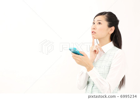 一個女人看著智能手機(擔心) 一個女人看著智能手機(擔心) 6995234