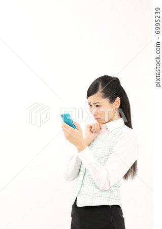 一個女人看著智能手機(擔心) 一個女人看著智能手機(擔心) 6995239