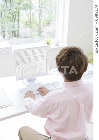 A man behind desk work 6998174