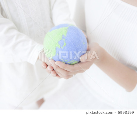Parent and child with the earth Parent and child with the earth 6998199