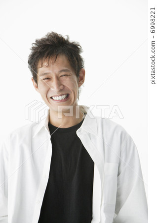 A smiling man 6998221