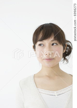 A woman looking sideways A woman looking sideways 6998273