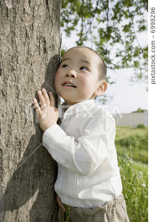 一個聽樹幹的男孩 6998296