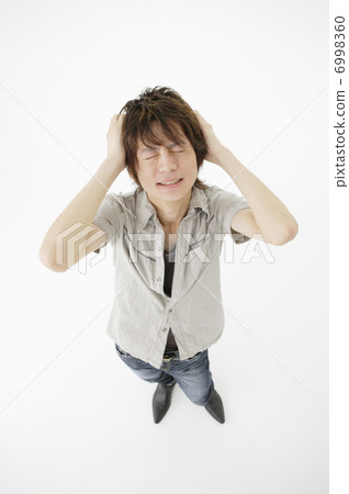 一個年輕人撓撓腦袋 6998360