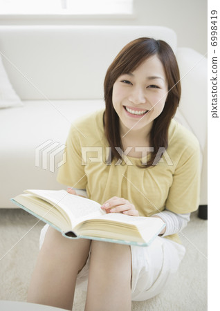 A woman reading a book 6998419