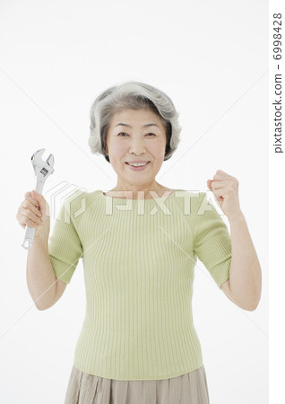 有工具的資深婦女 6998428
