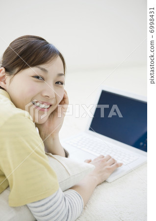 便攜式計算機和女人 6998431