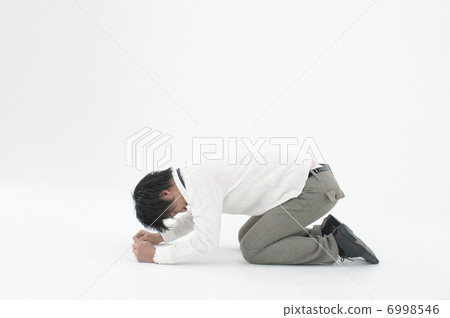 A man lying down on the floor 6998546