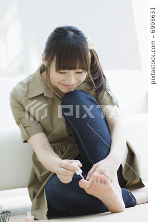 繪修腳的婦女 繪修腳的婦女 6998631