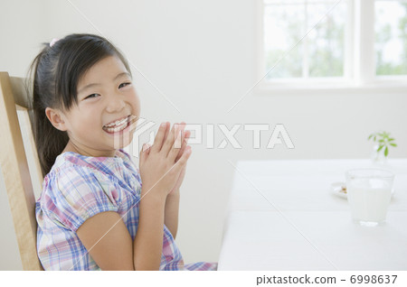 Dining table and girls 6998637