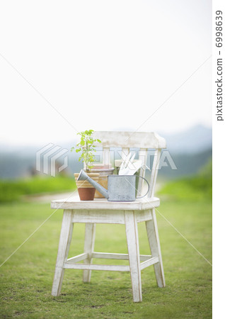 在椅子上的園藝用品 6998639