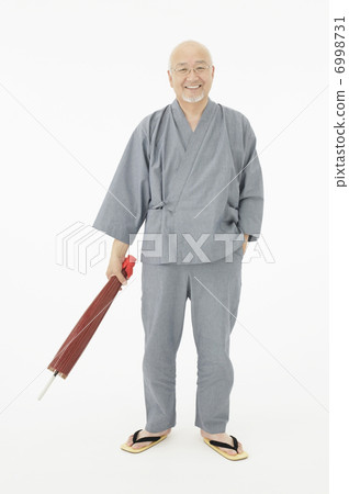 遮陽傘和老人 6998731
