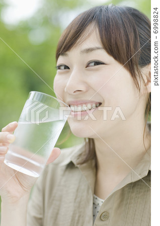 Water glasses and women 6998824